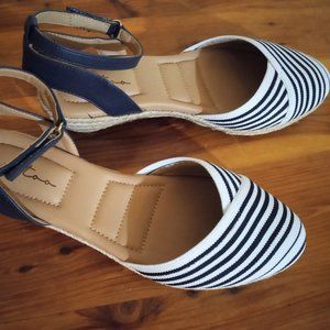 Me Too Nikkie Mini-Wedge Sandal - Size 7.5 M - Navy and White